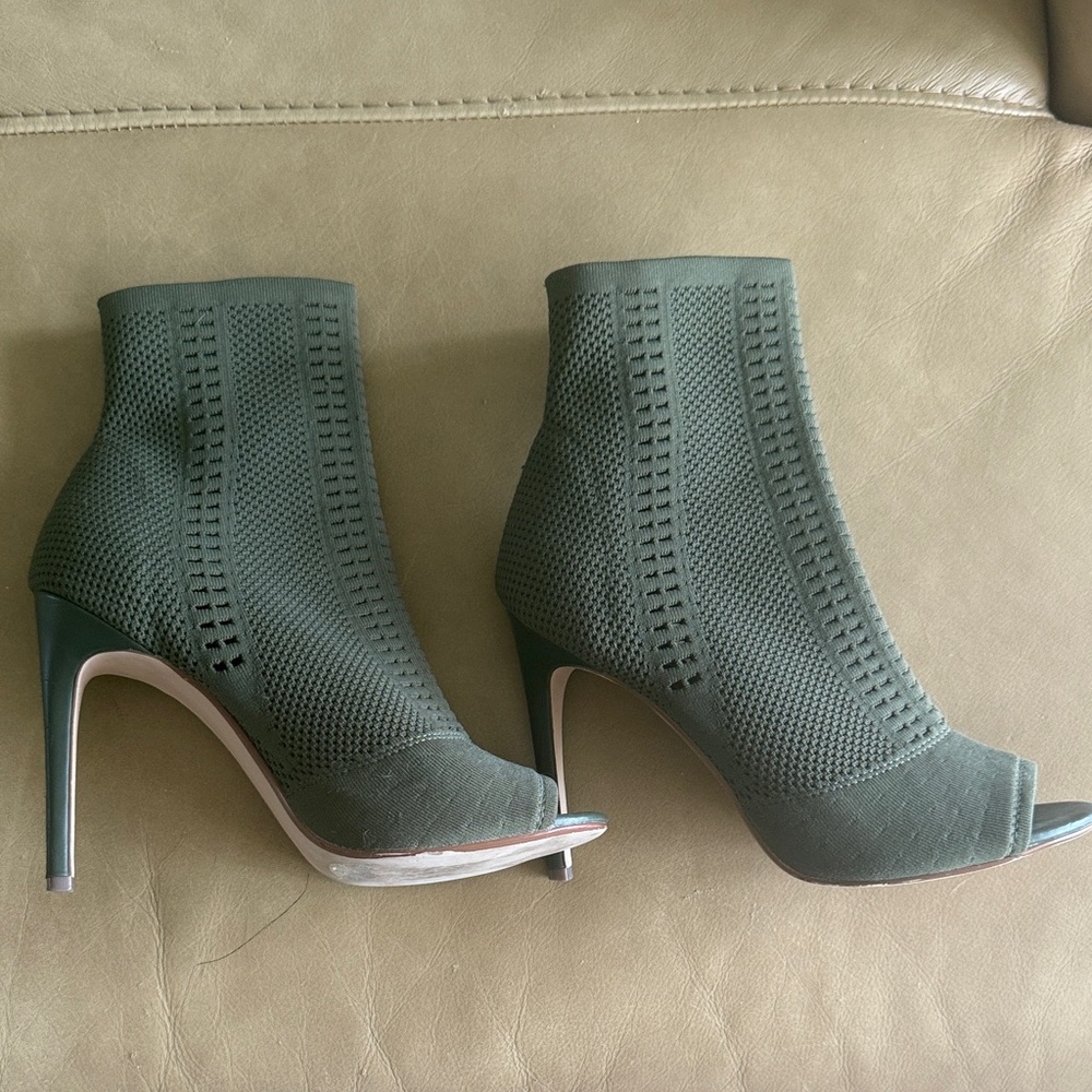 Steve Madden olive Green Knit Peep-Toe Ankle Boots size 10